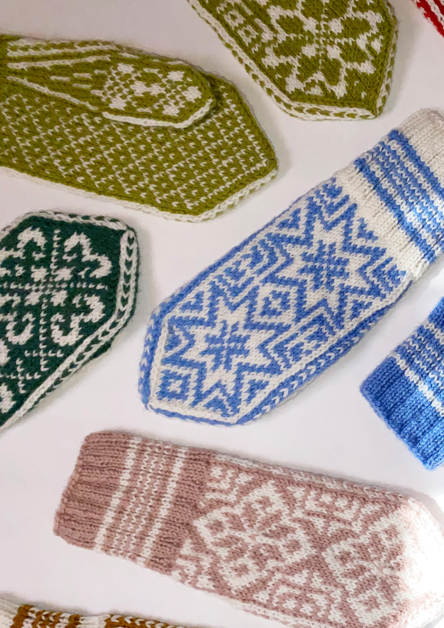 ENKLE SELBUVOTTER 2 (farge)  · EASY SELBU MITTENS 2 (colour)